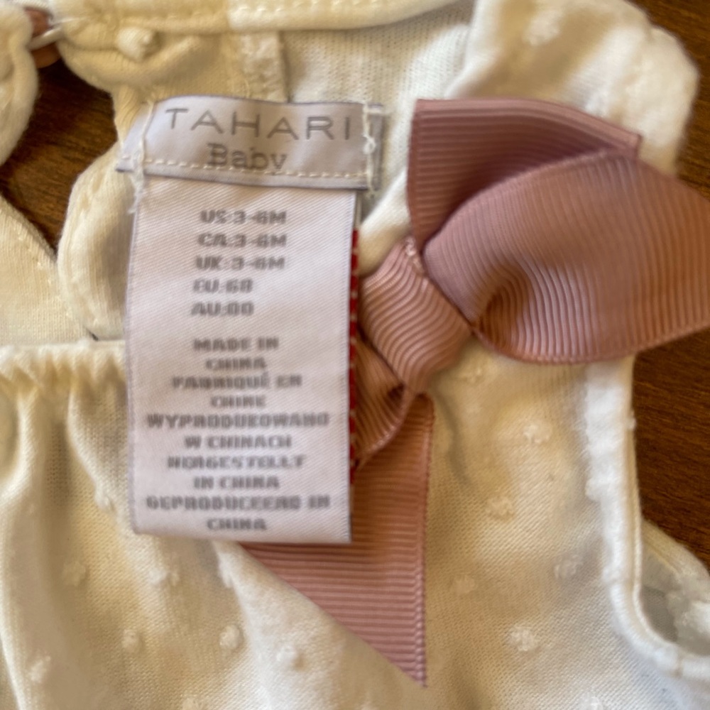 Sleeveless white top with scallops and pink bow - Picture 6 of 7
